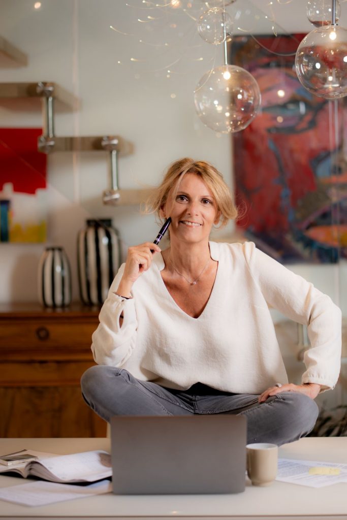 Coach certifiée RNCP6 guidant un adulte vers la confiance, la motivation et la réussite personnelle