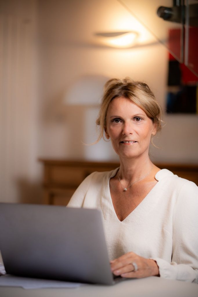Coach certifiée RNCP6 accueillant un adolescent pour une séance de coaching scolaire personnalisée