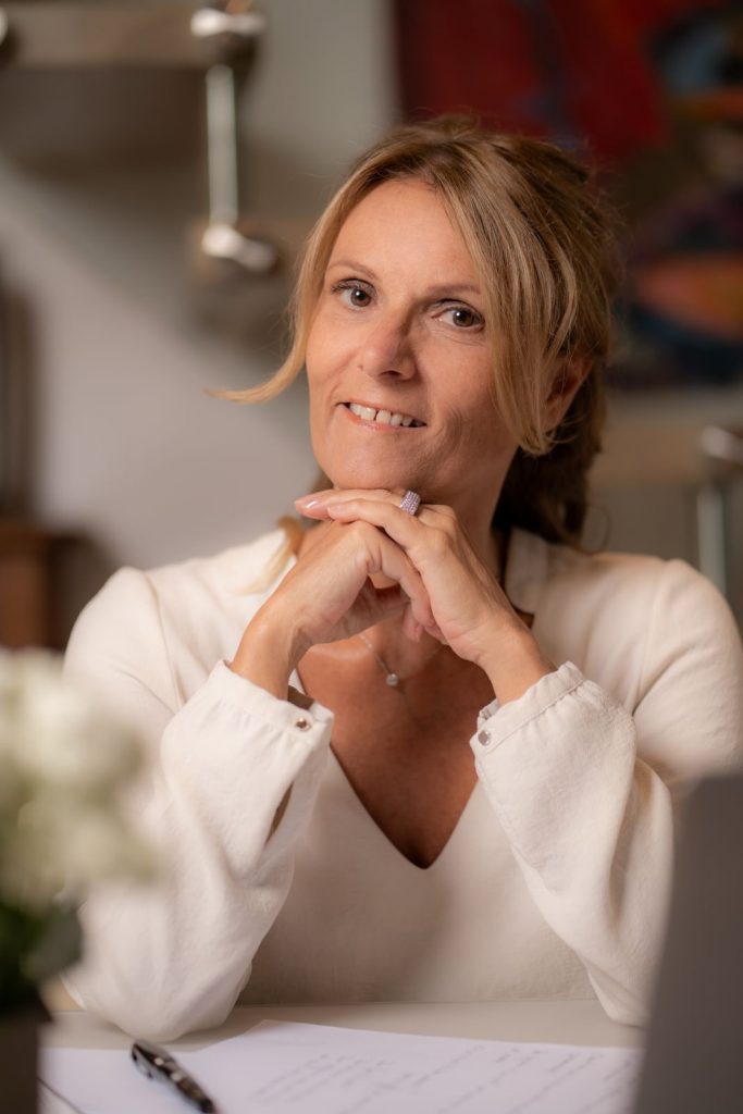 "Coach certifiée RNCP6 accompagnant un client à définir des objectifs concrets et à mettre en place des actions personnalisées pour atteindre ses aspirations