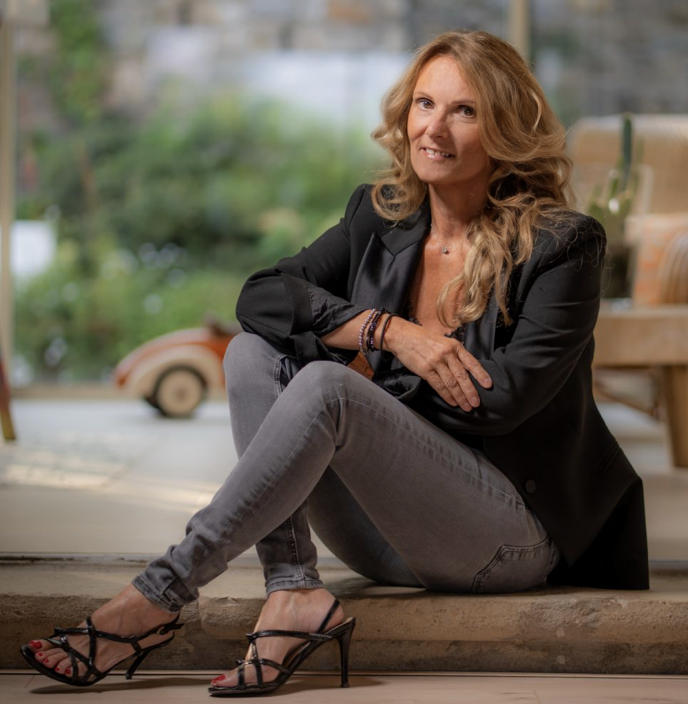 Coach certifiée RNCP6 accueillant les adultes pour une séance de coaching en développement personnel personnalisée